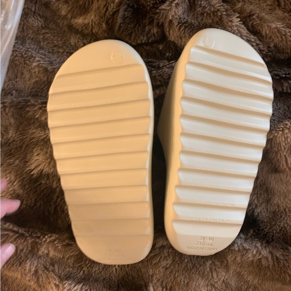 🎉HOST PICK🎉~ Beige Slides 🩴 - Picture 2 of 4